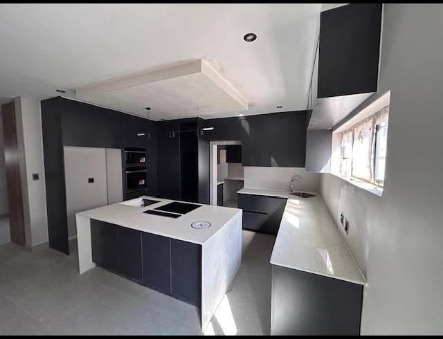 5 BEDROOM HOUSE FOR SALE IN SIX FOUNTAINS RESIDENTIAL ESTATE